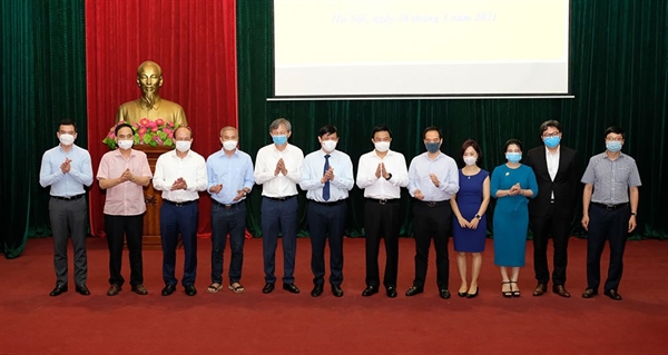 Bộ trưởng Nguyễn Thanh Long thay mặt ngành y tế tiếp nhận hỗ trợ chi phí mua vaccine phòng COVID-19 từ các đơn vị trên cả nước.