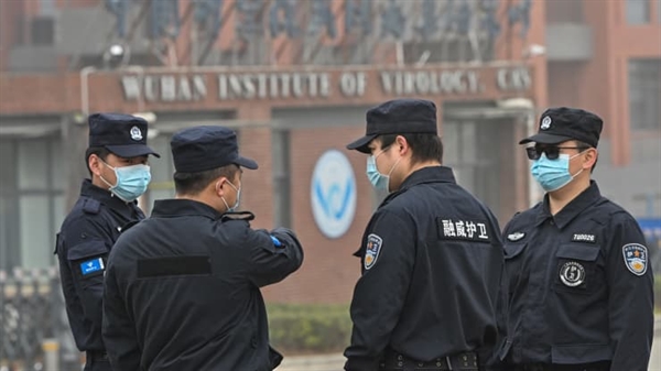 Nhân viên an ninh đứng gác bên ngoài Viện Virus học Vũ Hán. Ảnh: AFP.