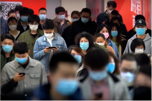 Người đi làm đeo khẩu trang để bảo vệ chống lại sự lây lan của COVID-19 khi họ đi bộ qua một ga tàu điện ngầm ở Bắc Kinh vào tháng 4.2020. Ảnh: AP.