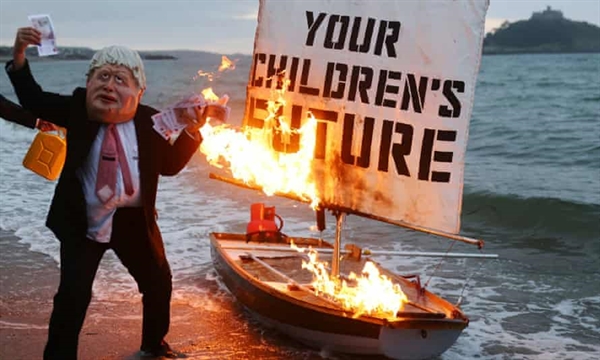 Các nhà hoạt động từ nhóm hành động vì khí hậu Ocean Rebellion đã đốt cháy một con thuyền ở Cornwall, Vương quốc Anh, trước thềm hội nghị thượng đỉnh G7. Ảnh: Reuters.