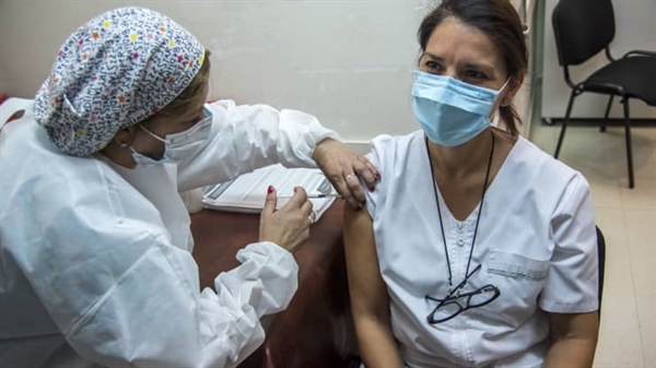 Một nhân viên y tế tiêm vaccine Sputnik V tại Bệnh viện Centenario ở Rosario, Argentina, khi chiến dịch tiêm chủng COVID-19 mới bắt đầu ở nước này vào ngày 29.12.2020. Ảnh: AFP.