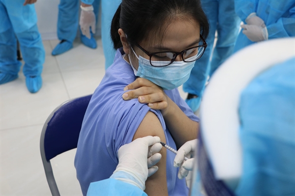 Xã hội hóa nguồn kinh phí mua vaccine góp phần chia sẻ gánh nặng ngân sách nhà nước. Ảnh: ncov.moh.gov.vn