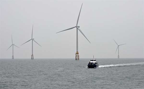 Các tháp tuabin đã được thiết lập tại một trang trại gió ngoài khơi ở vùng biển cách Gochang khoảng 10 km ở Hàn Quốc. Ảnh: AFP.