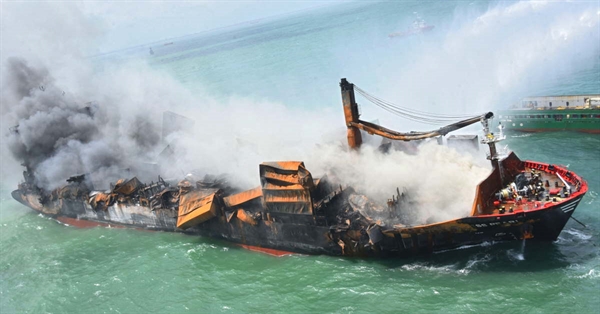 Khói bốc lên từ tàu container MV X-Press Pearl, Singapore, đã bốc cháy ngày thứ 10 liên tiếp trên biển ngoài khơi Cảng Colombo của Sri Lanka, dẫn đến nguyên liệu nhựa và các mảnh vỡ khác trôi dạt vào bờ biển. Ảnh: AFP.