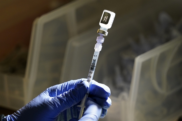 Vaccine Pfizer được chuẩn bị tại phòng tiêm chủng COVID-19 thuộc Trung tâm Y tế PeaceHealth St. Joseph ngày 3.6.2021, ở Bellingham, Washington. Ảnh: AP.