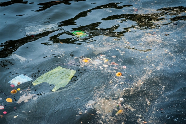 Rác thải nhựa trong đại dương. Bất chấp vấn đề toàn cầu về ô nhiễm nhựa trong các đại dương, sông ngòi và nước ngầm, chưa có quốc gia nào cam kết ngăn chặn nhựa xâm nhập vào môi trường. Ảnh: TL.