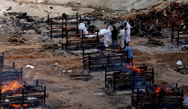 Những giàn hỏa táng nạn nhân COVID-19 bốc cháy trong một đám tang tập thể ở ngoại ô Bangalore, Ấn Độ. Ảnh: EPA.