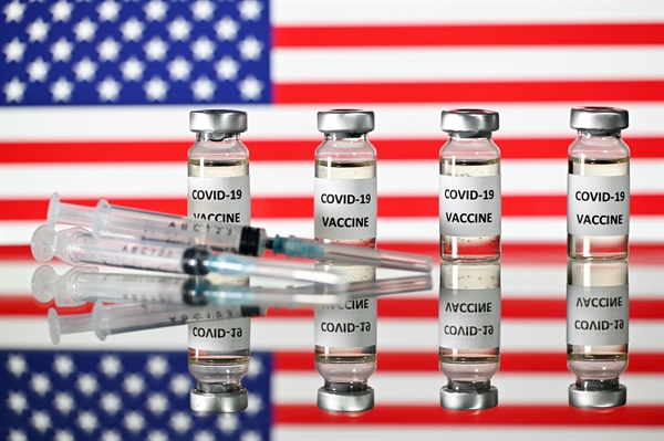 Liệu Trung Quốc có thể dẫn đầu trong cuộc đua ngoại giao vaccine toàn cầu khi Mỹ cung cấp 80 triệu liều cho thế giới? Ảnh: Bloomberg.