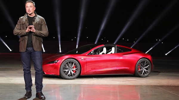 CEO Elon Musk đích thân giới thiệu mẫu xe mới - Tesla Roadster. Ảnh: TL.