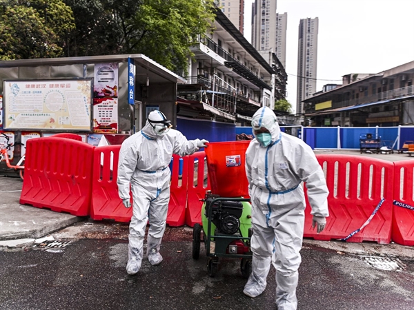 Chợ hải sản Hoa Nam ở Vũ Hán, Trung Quốc là một trong nhiều nơi có khả năng virus Corona mới có thể đã lây từ dơi, hoặc từ một loài trung gian, sang người. Ảnh: AFP.