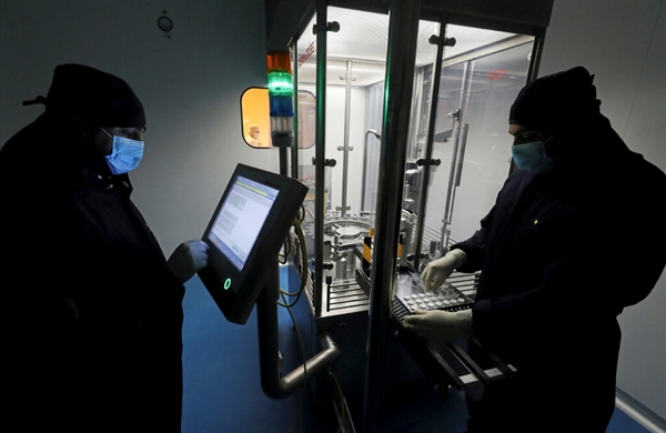 Các kỹ thuật viên làm việc tại phòng thí nghiệm sản xuất remdesivir, một loại thuốc kháng virus. Ảnh: Reuters.