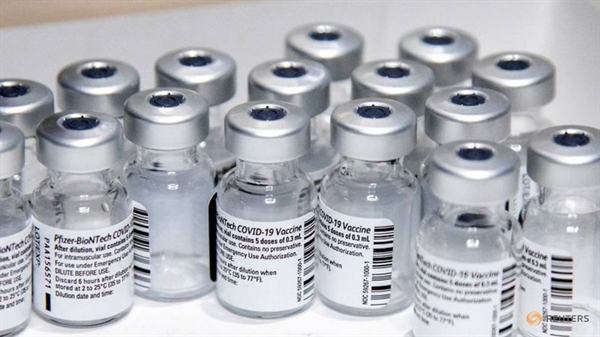 Các lọ vaccine Pfizer-BioNTech tại Viện Michener, ở Toronto, Canada. Ảnh: Reuters.