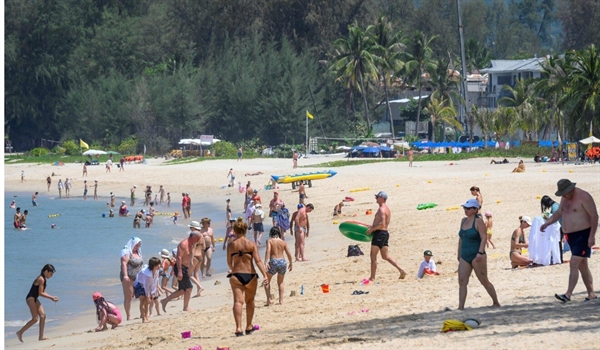 Khách du lịch trên bãi biển tại một khu nghỉ mát ở Phuket vào tháng 3.2020, trước khi các hạn chế đi lại được áp dụng. Ảnh: AFP.