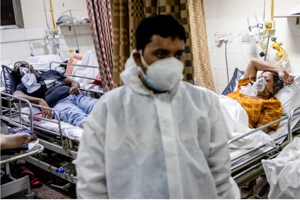 Bệnh nhân COVID-19 đang được điều trị bên trong một khu bệnh nhân ở một bệnh viện tại New Delhi. Ảnh: Reuters.