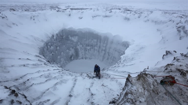 Những miệng núi lửa khổng lồ hình thành ở Siberia có liên quan đến các vụ phun trào khí dưới lòng đất thoát ra từ lớp băng vĩnh cửu đang suy yếu. Ảnh: Reuters.