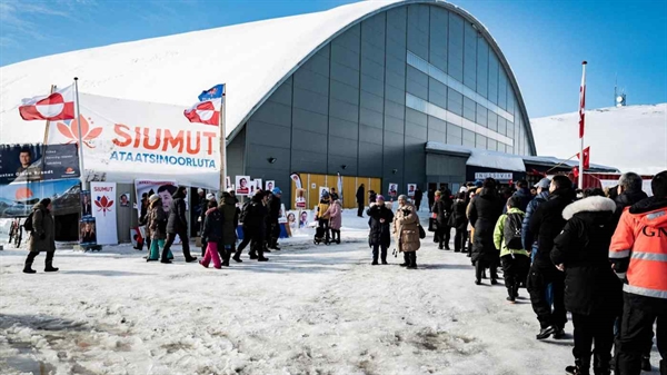 Các cử tri chờ bỏ phiếu trong cuộc bầu cử quốc hội bên ngoài đấu trường Inussivik ở Nuuk, Greenland hồi tháng 4.2021. Ảnh: Reuters.