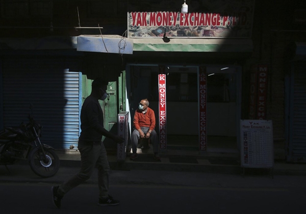 Một cửa hàng đổi tiền cho du khách ở khu phố vốn đông đúc du khách Thamel ở thủ đô Kathmandu giờ vắng vẻ, đìu hiu. Ảnh: AP. 