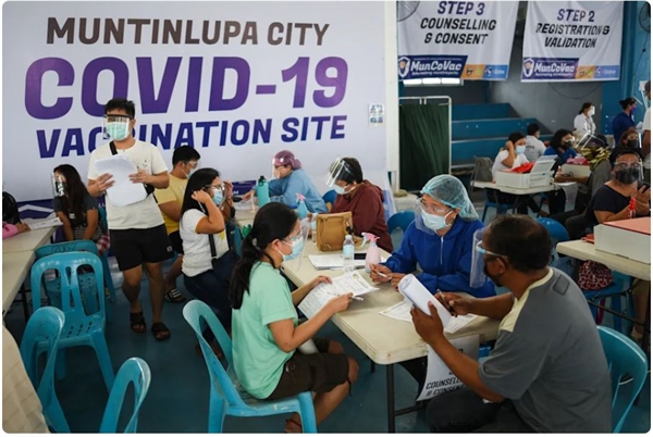 Người dân được tư vấn trước khi tiêm vaccine CoronaVac đầu tiên của Sinovac Biotech tại Thành phố Muntinlupa, Metro Manila, Philippines. Ảnh: Reuters.