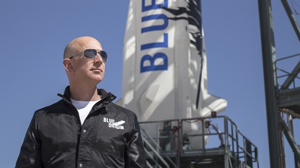 Khi quá trình chuyển giao quyền lực diễn ra, tỉ phú Jeff Bezos sẽ trở thành chủ tịch điều hành và dành nhiều thời gian hơn cho các kế hoạch cá nhân như du hành vũ trụ. Ảnh: CNN.