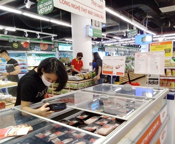 Người tiêu dùng mua thịt mát MEATDeli tại siêu thị VinMart. 