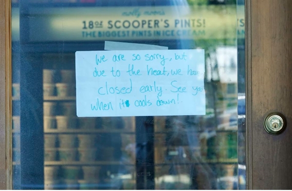 Một tấm biển được dán trên cửa một cửa hàng Molly Moon's Ice Cream ở khu phố Capitol Hill của Seattle. Cửa hàng đã đóng cửa vào ngày 28.6 do nhiệt độ quá cao. Ảnh: NPR.