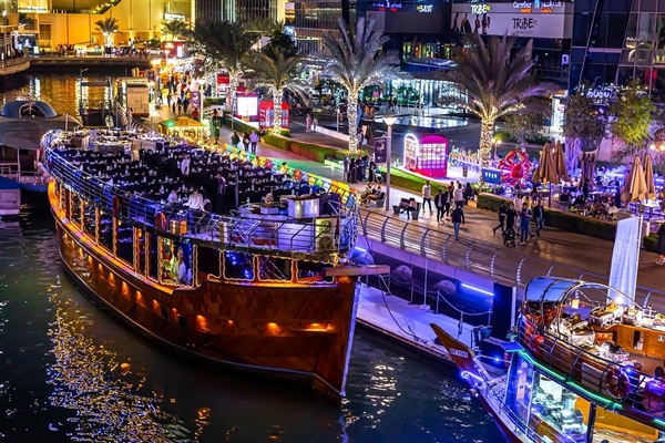 Phố cảng bến du thuyền Dubai Marina sầm uất với các cửa hàng phục vụ đa dạng dịch vụ từ mua sắm, ẩm thực đến vui chơi giải trí. Nguồn: Tigrest.com