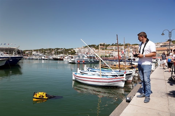 Robot thuyền Jellyfish hoạt động bằng điều khiển từ xa, có khả năng thu gom rác trên mặt nước. Ảnh: Reuters.