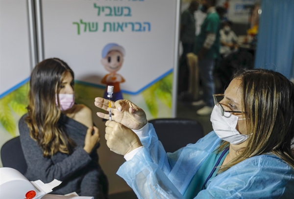 Nhân viên y tế Israel chuẩn bị tiêm phòng COVID-19 ngày 14.1.2021. Ảnh: AFP.