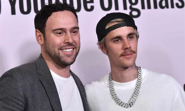 Ông chủ Ithaca Holdings Scooter Braun và Justin Bieber. Ảnh: AFP.