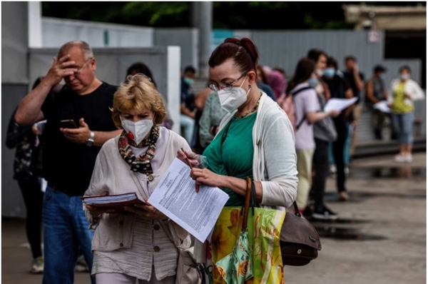 Mọi người xếp hàng chờ tiêm vaccine COVID-19 tại một trung tâm tiêm chủng ở Công viên Sokolniki ở Moscow. Ảnh: AFP.