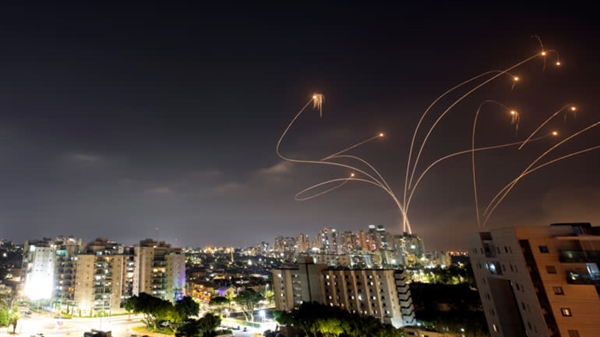 Hệ thống phòng thủ tên lửa Vòm Sắt của Israel sử dụng trí thông minh nhân tạo để phân tích và đánh chặn các đường đạn đang bay tới. Ảnh: Reuters.