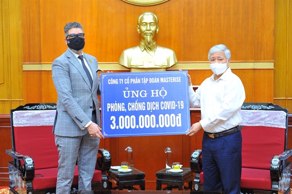 Chủ tịch UBTƯ MTTQ Việt Nam - ông Đỗ Văn Chiến tiếp nhận hỗ trợ.