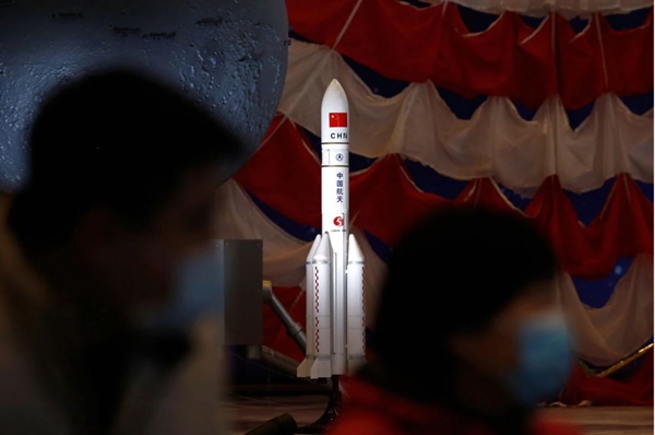 Một mô hình tên lửa Long March-5 Y5 từ chương trình thăm dò Mặt Trăng của Trung Quốc Chang'e-5 Mission được trưng bày tại một cuộc triển lãm bên trong Bảo tàng Quốc gia ở Bắc Kinh, Trung Quốc ngày 3.3.2021. Ảnh: Reuters.
