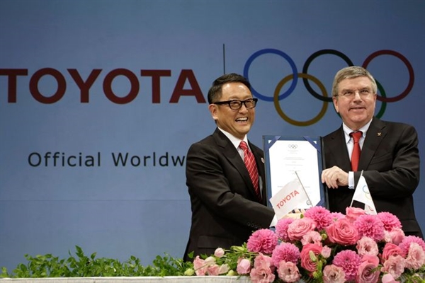 Giám đốc điều hành Toyota Akio Toyoda (trái) và Chủ tịch IOC Thomas Bach đã kỷ niệm một thỏa thuận mang tính bước ngoặt vào năm 2015, đưa hãng xe này trở thành nhà tài trợ Olympic trên toàn thế giới. Ảnh: AP.