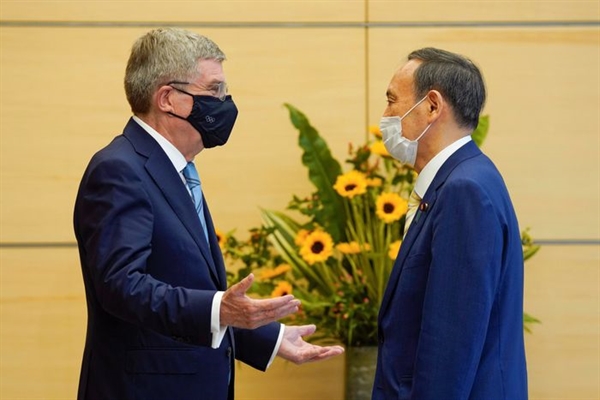 Thủ tướng Nhật Suga Yoshihide (phải) và Chủ tịch IOC Thomas Bach trong một cuộc gặp tại Tokyo ngày 14.7.2021. Ảnh: Press Pool.