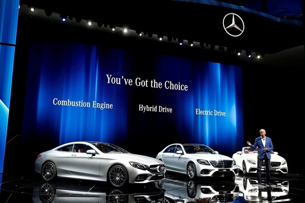 Mercedes-Benz tang toc trong cuoc dua xe dien