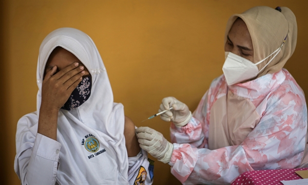 Người dân được tiêm vaccine COVID-19 tại ngoại ô thủ đô Jakarta, Indonesia, hôm 19.7. Ảnh: Reuters.