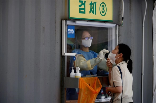 Một phụ nữ được xét nghiệm COVID-19 tại Seoul, Hàn Quốc. Ảnh: Reuters.