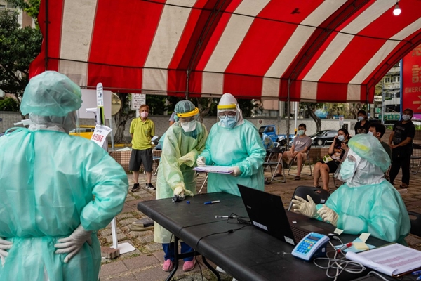 Các nhân viên y tế tại một địa điểm thử nghiệm nhanh COVID-19 tạm thời ở Đài Bắc vào ngày 17/5/2021. Ảnh: Bloomberg.