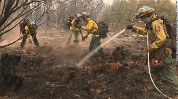 Các thành viên của Quân đoàn Bảo tồn California cố gắng dập tắt các điểm nóng từ Đám cháy Dixie bùng cháy xung quanh Chester hôm 5/8. Ảnh: CNN.