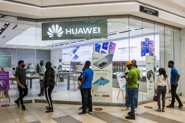 Cửa hàng của Huawei tại Trung tâm mua sắm Menlyn Park ở Pretoria, Nam Phi. Ảnh: Bloomberg.