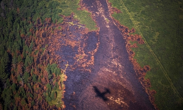 Máy bay của cơ quan kiểm lâm bay qua khu rừng bị thiêu rụi ở vùng Sakha, Siberia, Nga, hôm 27/7. Ảnh: AFP.