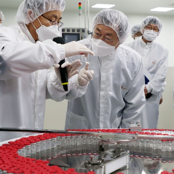 Tổng thống Hàn Quốc Moon Jae-in thăm phòng thí nghiệm vaccine của SK Bioscience tại thành phố Andong vào tháng 1. Ảnh: The Wall Street Journal.