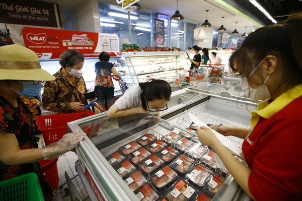 Người dân mua thịt sạch MEATDeli tại siêu thị VinMart.