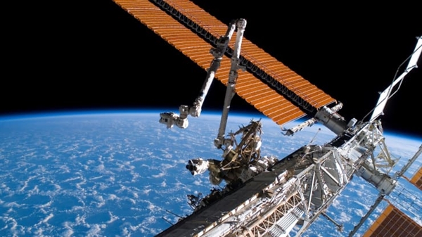Một mảng bảng điều khiển năng lượng mặt trời gắn với Trạm vũ trụ quốc tế. Ảnh: NASA.