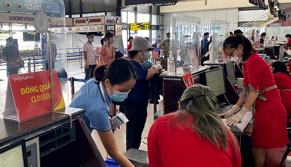 Các bác sĩ làm thủ tục để bay chuyến bay Vietjet từ Hà Nội và TP HCM tăng cường cho các địa phương chống dịch. Ảnh: Đoàn Khánh. 