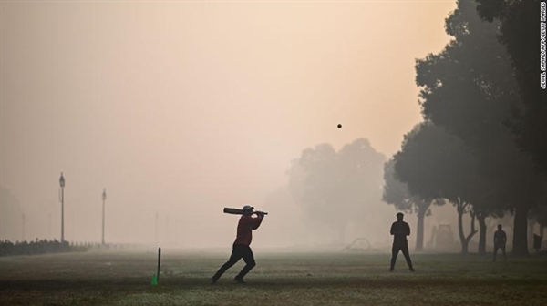 Mọi người chơi bóng chày tại một công viên trong điều kiện sương mù ở New Delhi vào ngày 8 tháng 2 năm 2021. Ảnh: CNN.