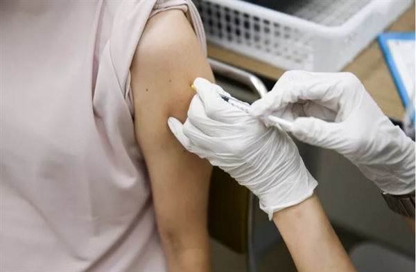 Tổng giám đốc WHO Ghebreyesus khuyến nghị hoãn tiêm mũi 3 cho đến khi có nhiều vaccine hơn được phân phối đến các quốc gia khan hiếm. Ảnh: Bloomberg.