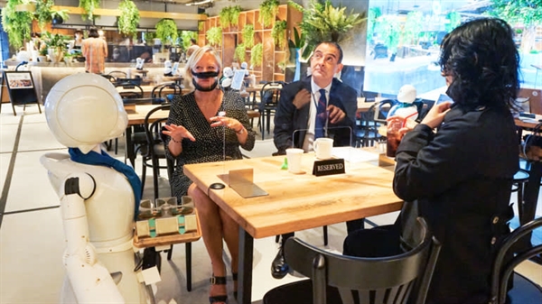 Bộ trưởng Nhà nước về người khuyết tật của Pháp Sophie Cluzel đến thăm quán cà phê robot avatar DAWN ở Tokyo vào ngày 25 tháng 8. Ảnh: Nikkei Asian Review.
