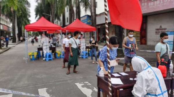 Mọi người xếp hàng để tiến hành xét nghiệm COVID-19 ở thành phố Ruili giáp với Myanmar, thuộc tỉnh Vân Nam, Trung Quốc vào ngày 5/7/2021. Ảnh: AFP.